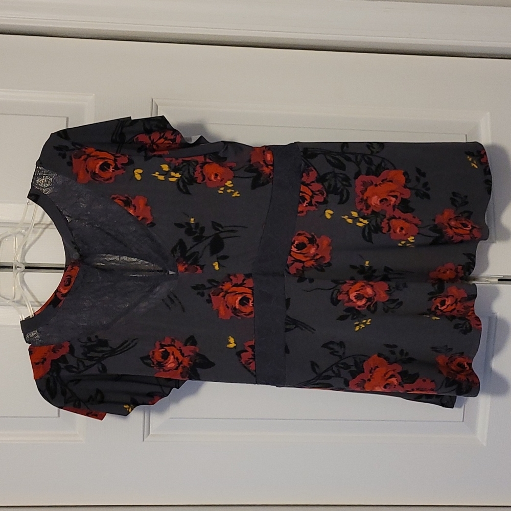 NWT gray with red floral blouse - Picture 3 of 4